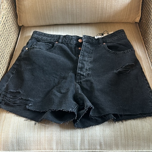 NWT Zara women's black denim jeans shorts. Size 12 - Picture 7 of 8